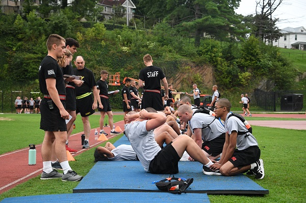 New students at ֻ̳(rats) perform sit-ups as part of their fitness test under supervision of cadet leadership and instructors.
